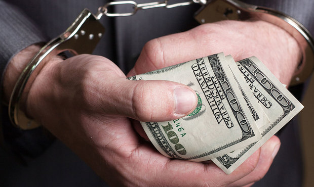 Правоохоронці затримали співробітника банку на хабарі за зняття арешту з майна