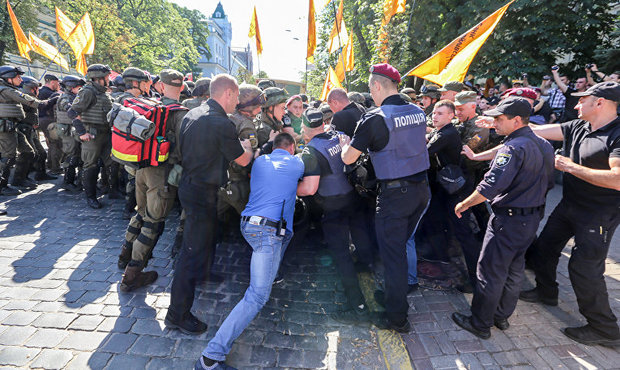 Під АП сталися сутички поліції з вкладниками "Михайлівського"