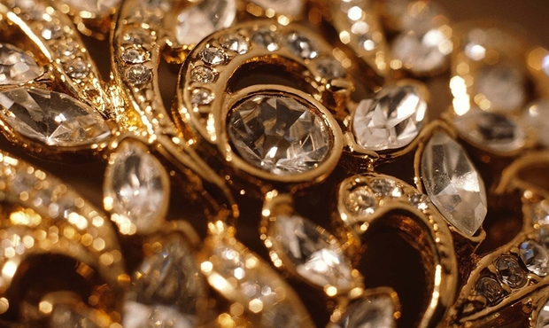 Збанкрутілий банк «Контракт» розпродає коштовності з діамантами