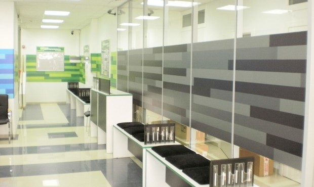 Які банки закривають свої відділення