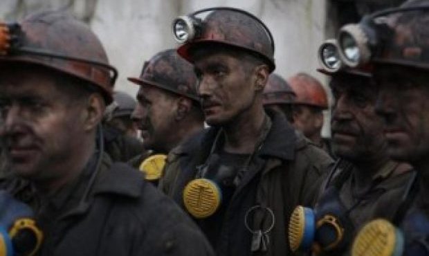 На Донбасі шахтарі заблокували дорогу через борги по зарплаті