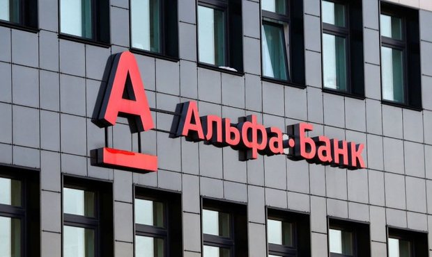 Альфа-Банк закрив десятки відділень й заявив, що не видаватиме клієнтам готівкові долари з їх депозитів і рахунків