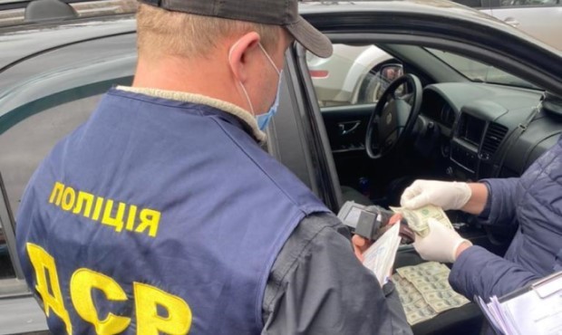 Працівницю виконавчої служби затримали під час отримання хабаря