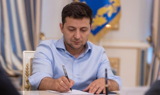 Зеленський підписав закон про врегулювання колекторської діяльності