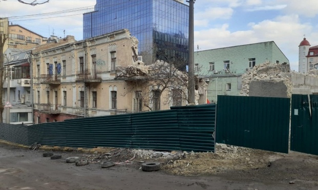 На Подолі у Києві забудовник зносить історичну будівлю під час війни