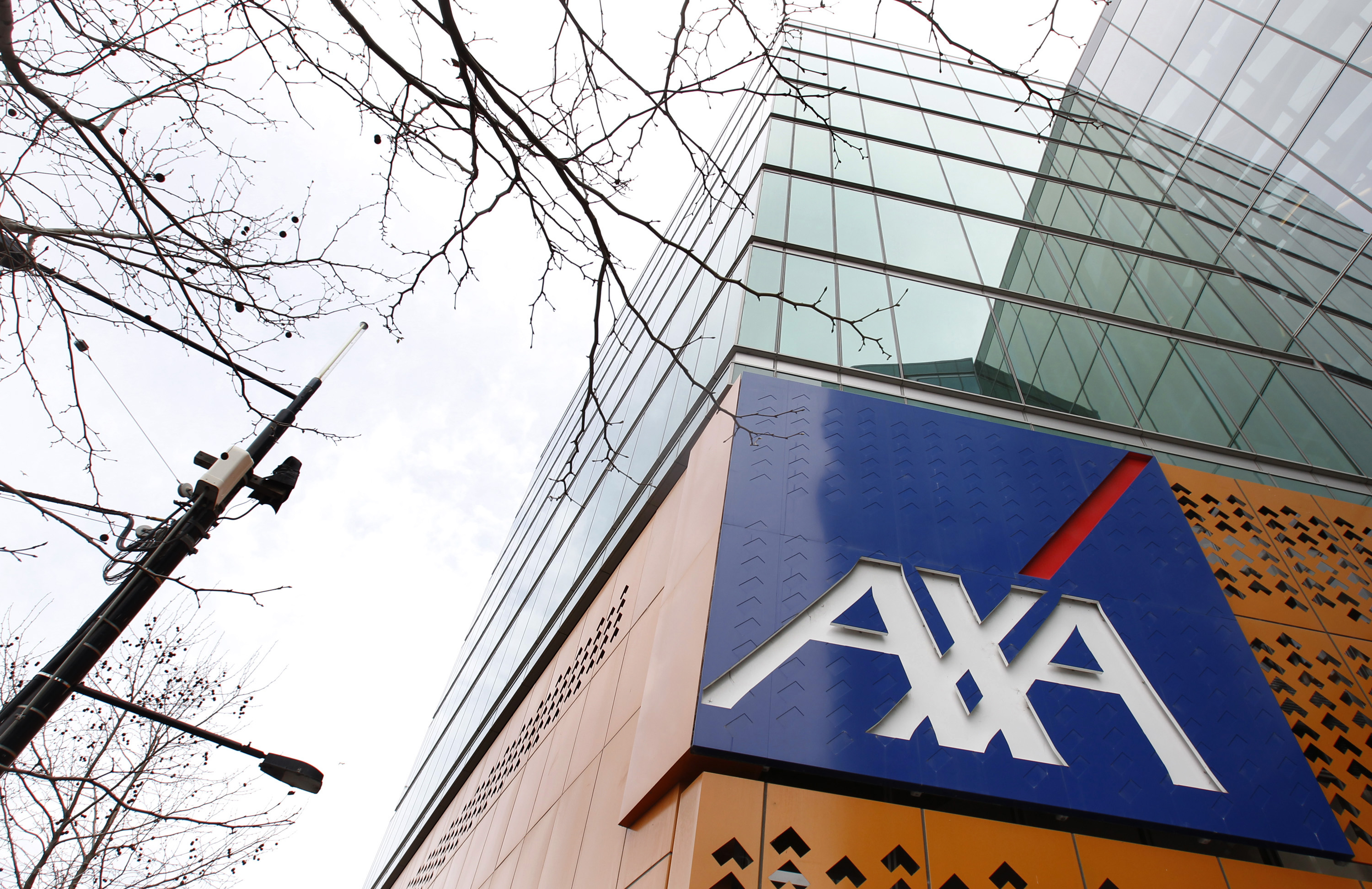 Аха хср. AXA штаб квартира. Главный офис AXA Group. AXA absciselor. AXA insurance Finance France. Лион.