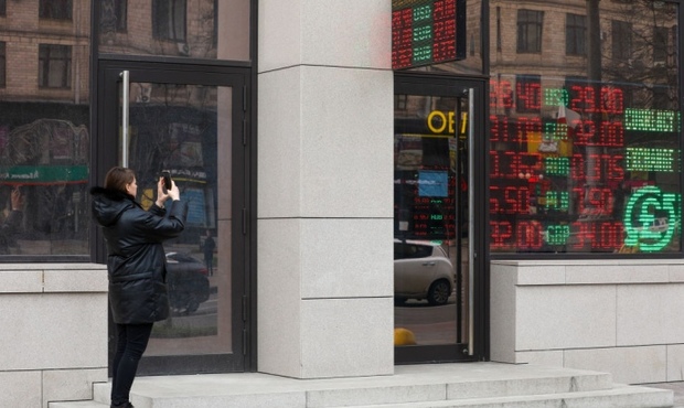 Банки відновили продаж валюти: скільки просять за долар