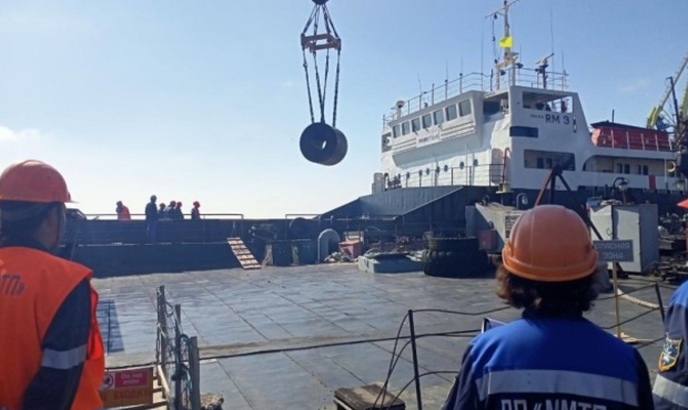 Мародерство в Маріуполі: окупанти другу добу вантажать металопрокат у порту