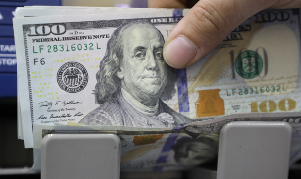 НБУ другий тиждень поспіль зменшує продаж валюти 