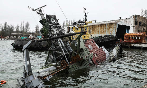 Окупанти почали розчищати вхід до порту Маріуполя, аби вивозити крадене зерно та метал