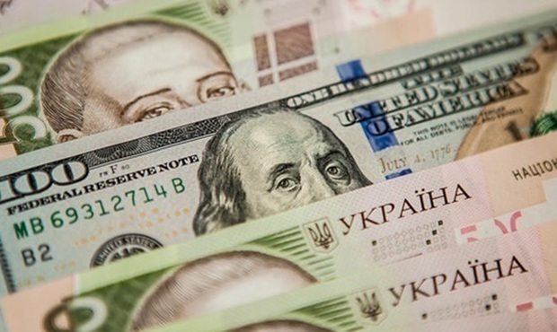 НБУ продав на міжбанку ще пів мільярда доларів з резервів