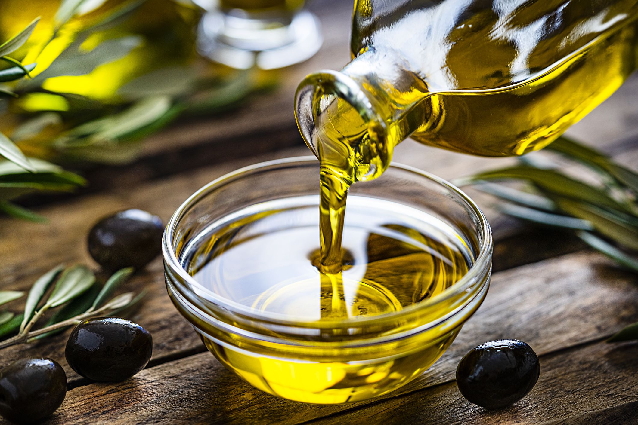 Оливковое масло в пищу. Оливковое масло. Масло оливы. Оливковое масло для еды. Жиры в оливковом масле.