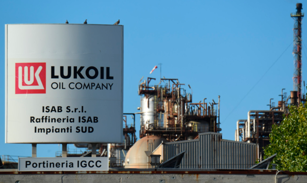 "Лукойл" продає найбільший НПЗ в Італії