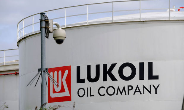 Італія переглядає угоду з продажу НПЗ "Лукойла"