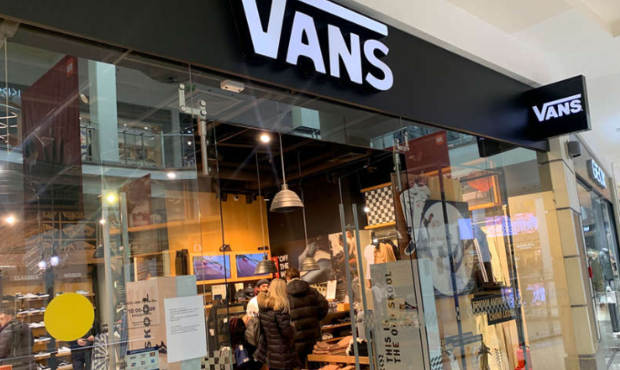 Виробник одягу і взуття Vans, The North Face і Timberland закрив магазини в РФ, але з ринку не йде
