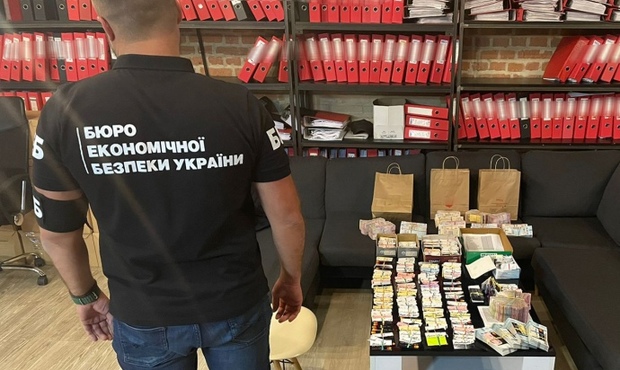 Зарплати в "конвертах" для 2 тисяч працівників: БЕБ викрило схему у ресторанному холдингу