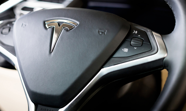 Чистий прибуток Tesla у третьому кварталі впав майже вдвічі