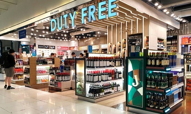 Кабмін установив норми продажу сигарет та алкоголю в одні руки в магазинах Duty Free 
