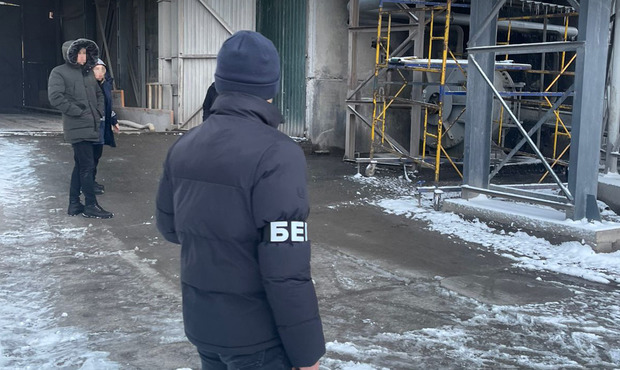 БЕБ знайшло десятки тонн нелегального спирту на біоетанольному заводі