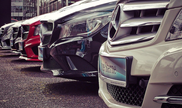 Російські контрабандисти ввозять розкішні автомобілі з Європи попри санкції