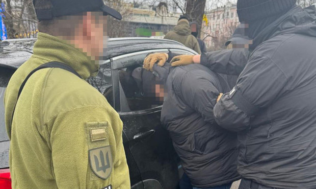Правоохоронці затримали податківця-хабарника: вимагав гроші за "позитивне" рішення