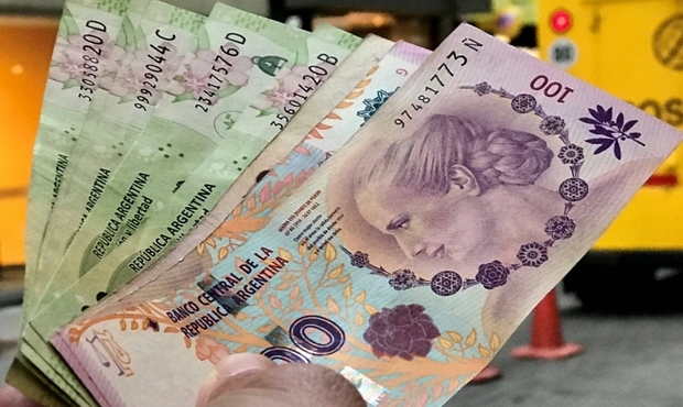 Місячна інфляція в Аргентині впала до мінімуму за 4 роки