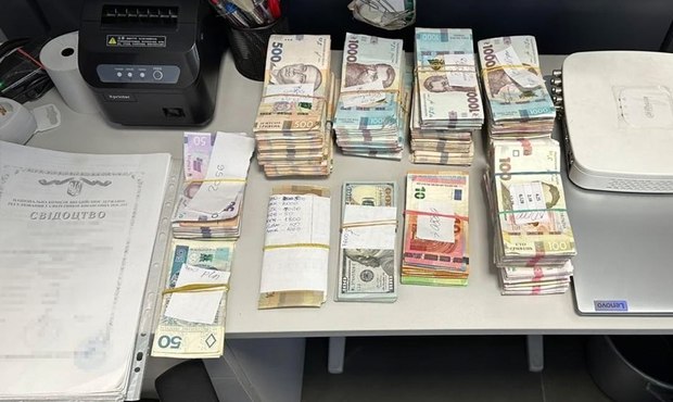 БЕБ знайшло мережу нелегальних пунктів обміну валюти: вилучило 12 мільйонів