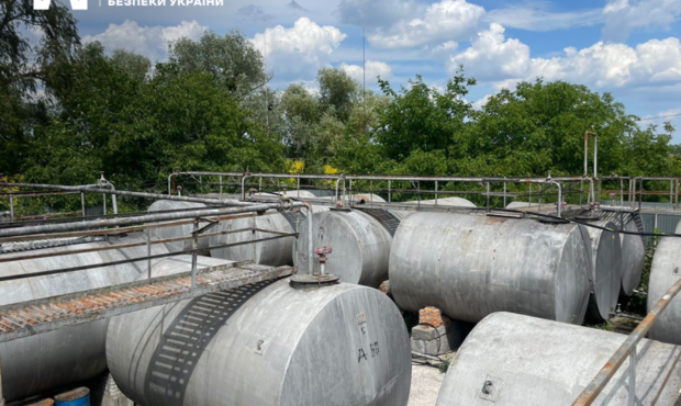 БЕБ знайшло нелегальну нафтобазу: вилучило 18 мільйонів і 150 тонн пального
