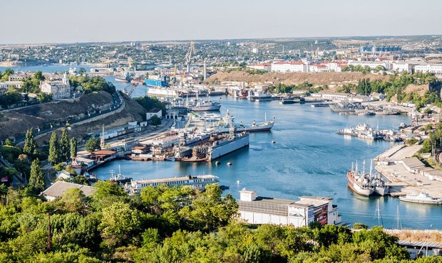 У порту Севастополя вантажать контейнери на експорт