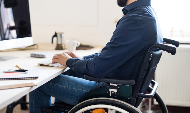 Роботодавці з 2026 року можуть отримати повну компенсацію за адаптацію робочих місць для людей з інвалідністю