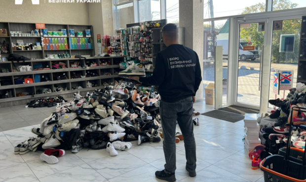 БЕБ ліквідувало мережу магазинів, в яких продавали підробки одягу та взуття відомих брендів