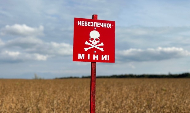 В Україні фермер вперше отримав майже 5 мільйонів компенсації за розмінування землі