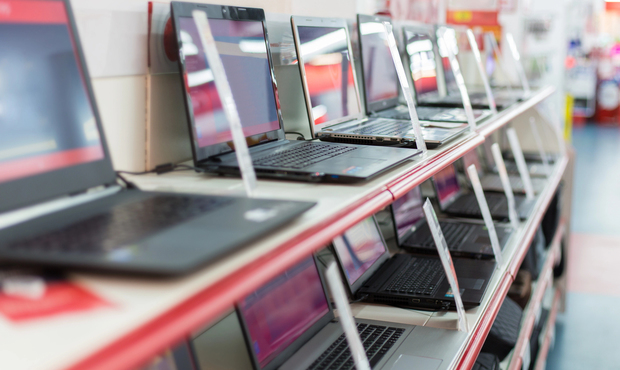 Посадовець держпідприємства заплатив удвічі більше за ноутбуки — справа пішла до суду