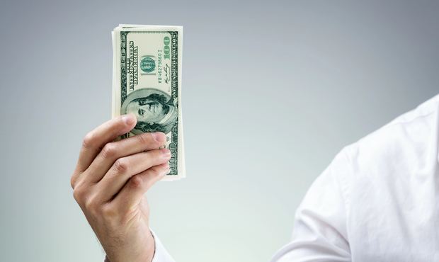 Шість претендентів борються за два неплатоспроможні держбанки