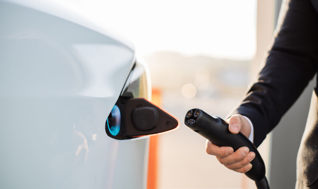 Ринок електромобілів в Україні обвалився після повернення ПДВ