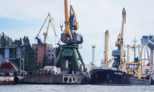 ГПУ затримала судна, що незаконно зайшли до порту банкрутуючого заводу «Океан»