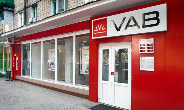 Підконтрольні екс-президенту ВіЕйБі Банку фірми заборгували банку більше 2 мільярдів