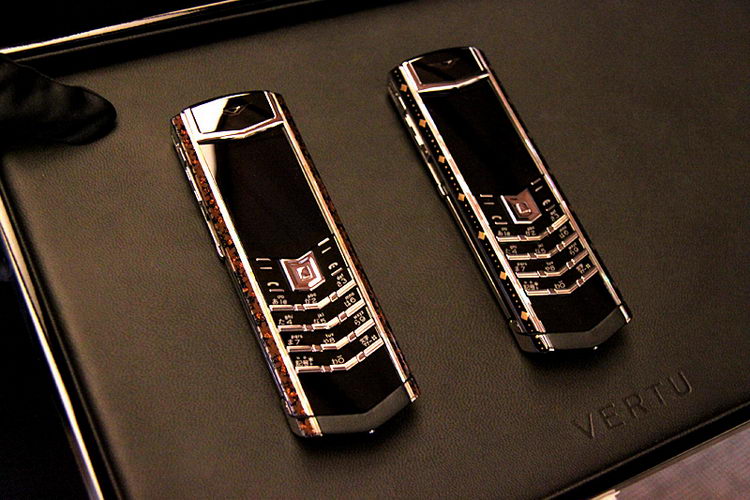 Стильные телефоны. Vertu model f780. Nokia 6300 Gold Vertu Signature Gold. Верту за 1000000. Vertu 6300 телефон.