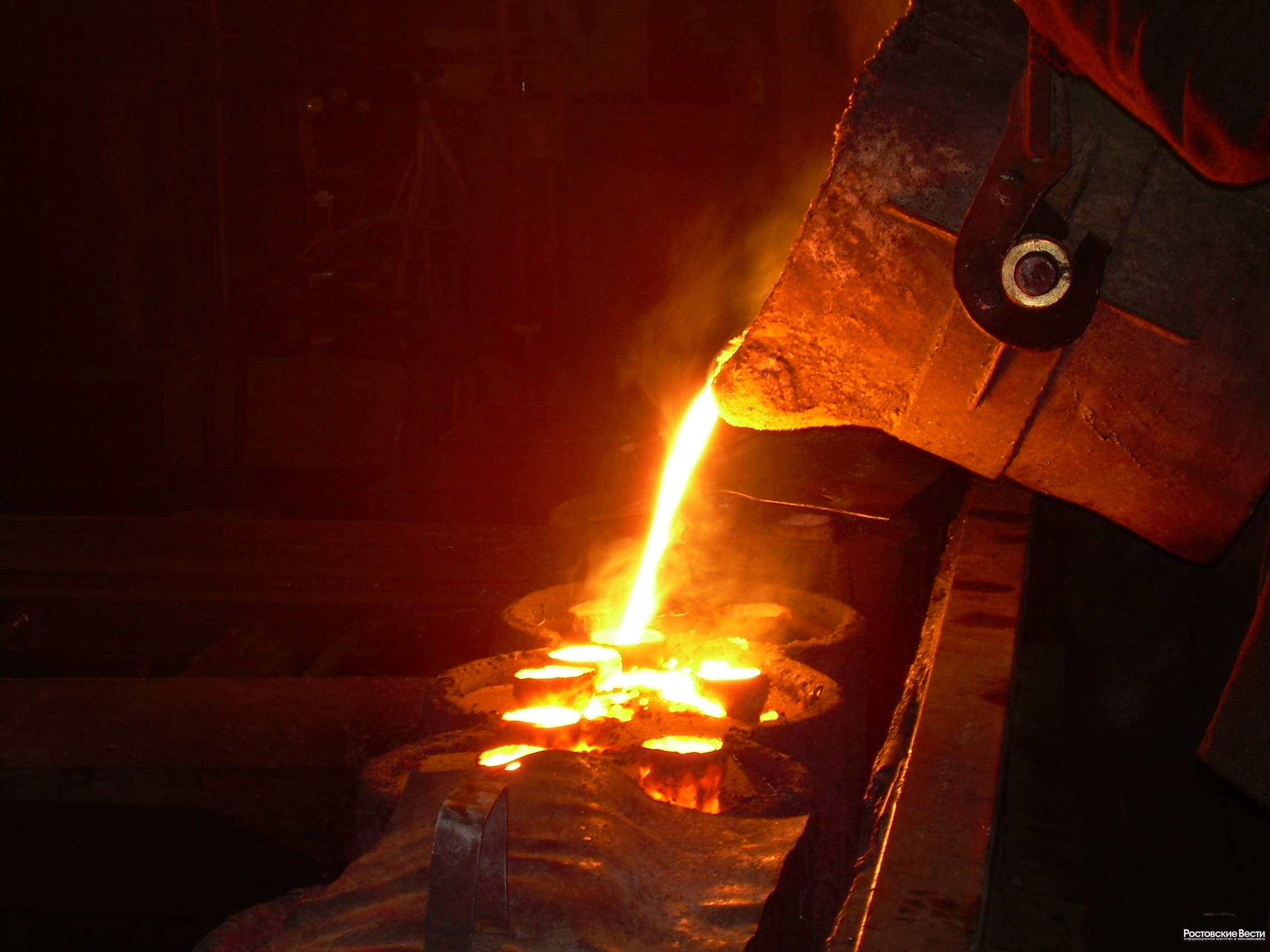 Steel casting. Литье металла. Литье чугуна. Металлургия литье. Чугун металлургия.